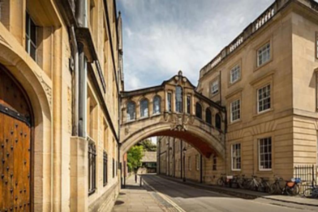 Modern 1-Bed Apartment, Plus Parking, Near Oxford And The Jr Exterior photo